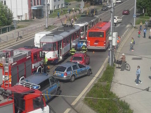 Řidič se u Šantovky vyhýbal prudce brzdícímu autobusu, vklínil se mezi něj a tramvaj