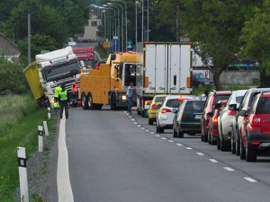 Cestu do Šternberka zablokoval stojící kamion, utvořila se dlouhá kolona
