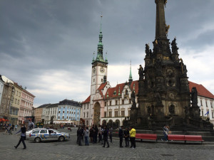 Útočníci slovně napadli iniciátory petice a rozbili petiční stánek v centru Olomouce