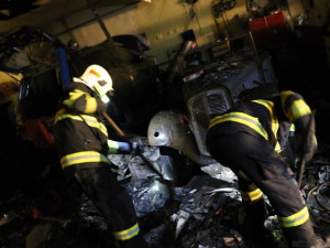VIDEO: V noci hořel autoservis, zaměstnal pět jednotek hasičů