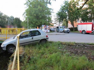 Opilý mladík ve Šternberku prorazil autem zábradlí a málem s ním spadl do potoka