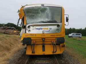 Na železničním přejezdu se střetl osobní vlak s náklaďákem