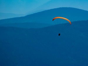 Na Dolní Moravě se v neděli zřítil paraglidista