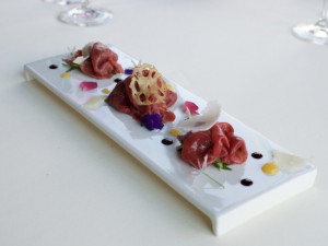 Hovězí carpaccio, rukola, hoblinky Parmiano Reggiano