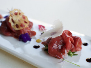 Hovězí carpaccio, rukola, hoblinky Parmiano Reggiano