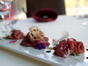 Hovězí carpaccio, rukola, hoblinky Parmiano Reggiano