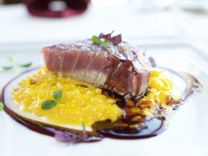 Grilovaný tuňák, šafránové rizoto, vinná demi glace