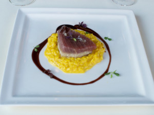 Grilovaný tuňák, šafránové rizoto, vinná demi glace