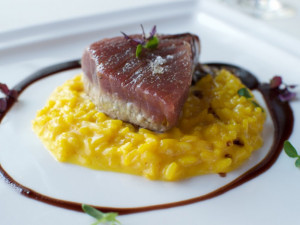 Dnešní tip na polední menu: Grilovaný tuňák, šáfránové rizoto a vinná demi glace