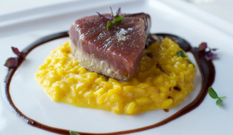 Grilovaný tuňák, šafránové rizoto, vinná demi glace