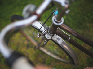Mladík srazil za kruhovým objezdem devětaosmdesátiletého cyklistu