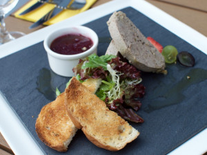 Kančí paštika, brusinkové želé, opékaná bruschetta