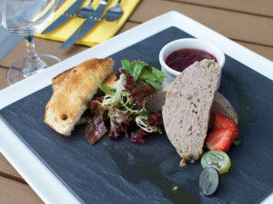 Kančí paštika, brusinkové želé, opékaná bruschetta