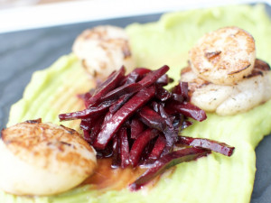 Mušle sv. Jakuba na grilu, hráškové purée, glazovaná řepa