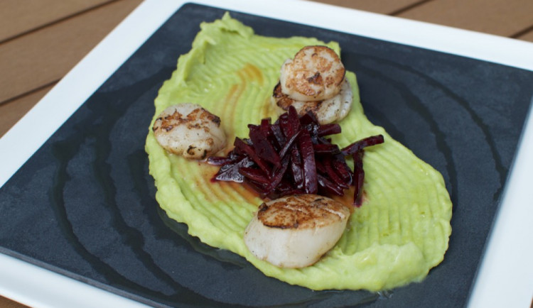 Mušle sv. Jakuba na grilu, hráškové purée, glazovaná řepa