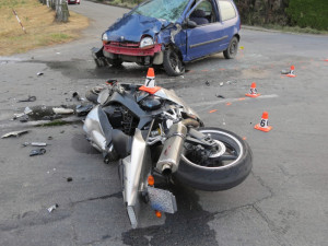 Žena nedala přednost projízdějícímu motorkáři, ten později v nemocnici zemřel