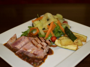 Grilovaný steak z čerstvého tuňáka s červeným vínem, kapari a olivovou omáčkou, cuketové hranolky a svěží míchaný salát