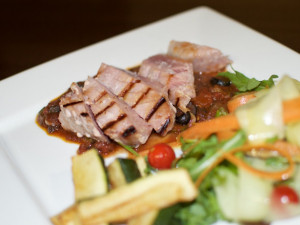 Grilovaný steak z čerstvého tuňáka s červeným vínem, kapari a olivovou omáčkou, cuketové hranolky a svěží míchaný salát