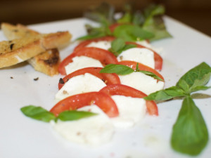 Caprese s mozzarellou di bufala, rajčátky typu san merzáno a čerstvou bazalkou, rozpečená ciabatta