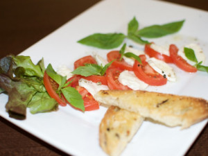 Caprese s mozzarellou di bufala, rajčátky typu san merzáno a čerstvou bazalkou, rozpečená ciabatta