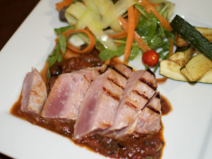 Dnešní tip na polední menu: Grilovaný steak z čerstvého tuňáka s červeným vínem, kapari a olivovou omáčkou, cuketové hranolky