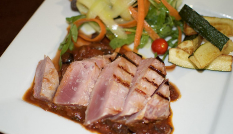 Grilovaný steak z čerstvého tuňáka s červeným vínem, kapari a olivovou omáčkou, cuketové hranolky a svěží míchaný salát