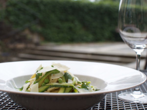 Spaghetti s cuketou, hráškem a jogurtem