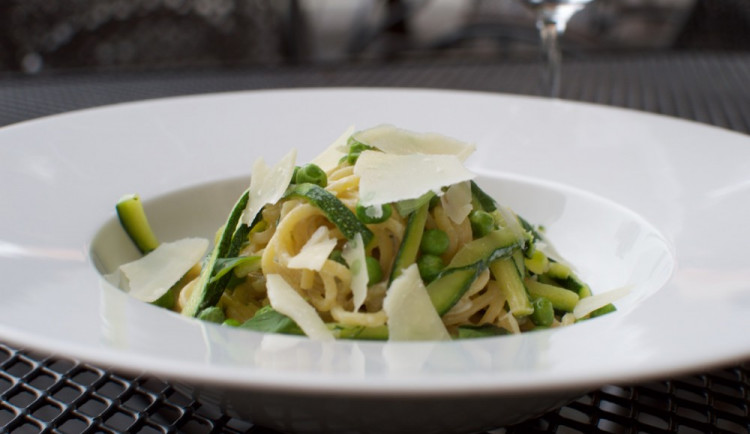 Spaghetti s cuketou, hráškem a jogurtem