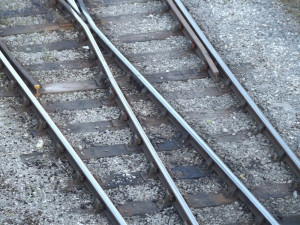 Kvůli muži, který seděl na kolejích a balil si cigaretu, musel být zastaven vlakový provoz