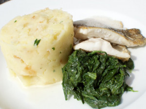 Filet ze pstruha, máslová omáčka s kmínem, špenát a šťouchané brambory