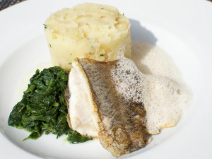 Filet ze pstruha, máslová omáčka s kmínem, špenát a šťouchané brambory