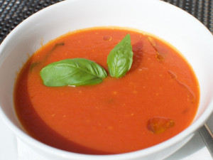 Rajčatová polévka s bazalkou