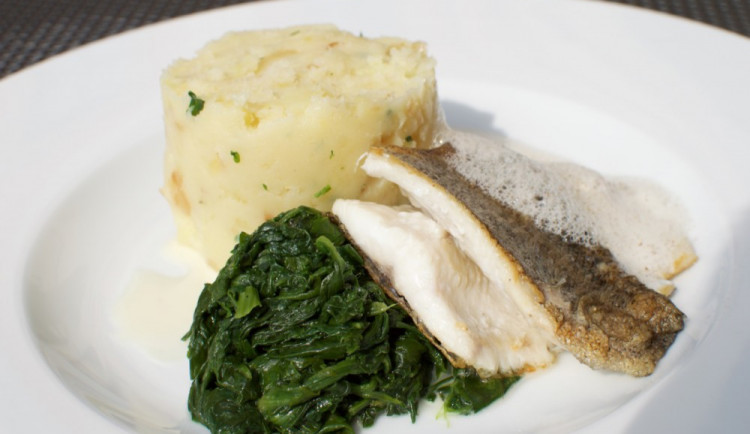 Filet ze pstruha, máslová omáčka s kmínem, špenát a šťouchané brambory