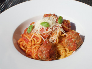 Spaghetti s masovými koulemi a parmazánem