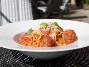 Spaghetti s masovými koulemi a parmazánem