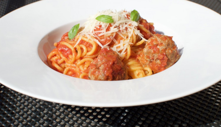 Spaghetti s masovými koulemi a parmazánem