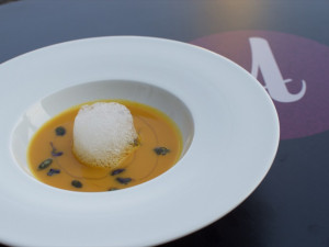 Krémová dýňová s chilli, zázvorová pěna