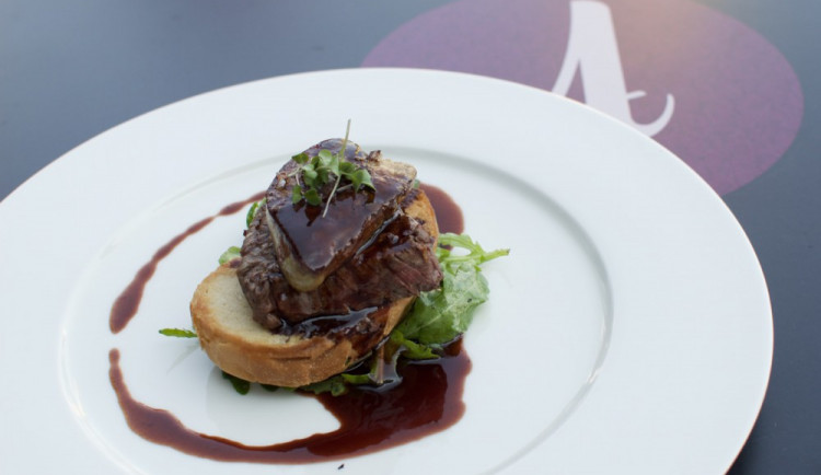 Hovězí steak "Rossini", rukola, vinná omáčka