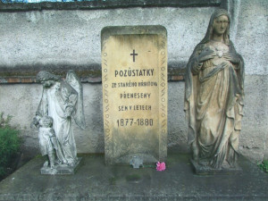 Zloděj ukradl ze hřbitova pískovcovou sochu Panny Marie
