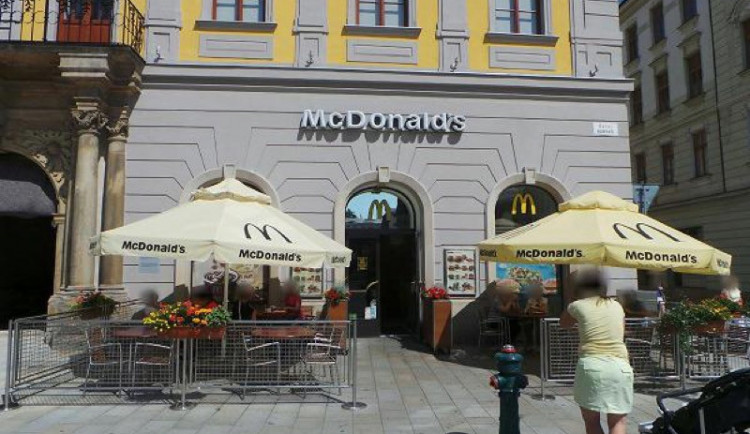 McDonald's na Horním náměstí po letech končí, prostory Salmova paláce jsou v nabídce realitek