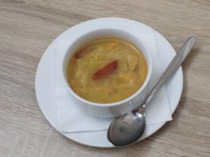 Kapustová polévka s chorizem