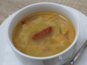 Kapustová polévka s chorizem