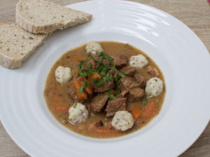 Hovězí na pivu s hořčičnými knedlíčky