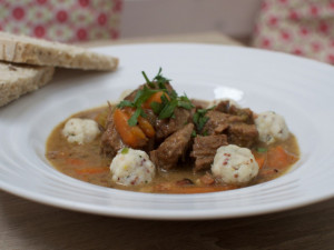 Hovězí na pivu s hořčičnými knedlíčky