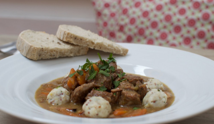 Hovězí na pivu s hořčičnými knedlíčky