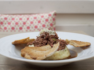 Vařené hovězí na celerovém pyré s křenem