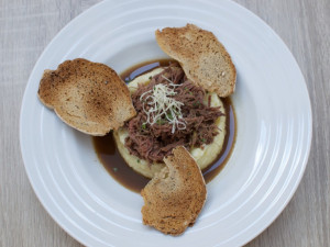 Vařené hovězí na celerovém pyré s křenem