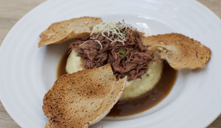 Vařené hovězí na celerovém pyré s křenem