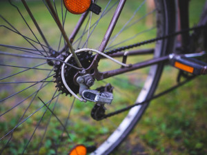 Cyklista nedal přednost druhému a zavinil kolizi, teď ho hledá policie