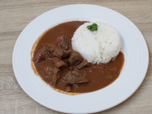 Aromatické hovězí s čokoládou, chilli a jasmínovou rýží